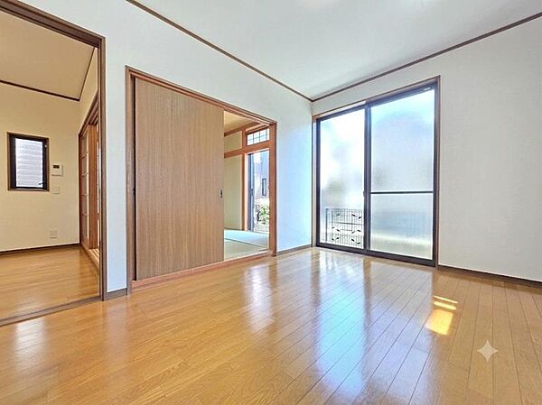 勾配天井が高さと広がりを演出する2階洋室です。2方向に設けた窓から自然光を取り込み、室内を明るく保ちます。2026年7月にクロスを貼替え済みで、寝室や子ども部屋、書斎など暮らしに合わせて活用できます。
