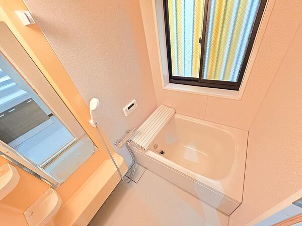 窓を備えた浴室は自然光を取り込みやすく、換気もしやすい設計です。浴槽には手元で操作しやすい水栓とシャワーを備え、一日の疲れをゆっくり癒やせます。洗い場にもゆとりがあり、毎日の入浴を楽しめる空間です。