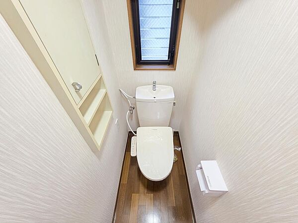 窓を備えたトイレは自然光を取り込め、換気もしやすい空間です。温水洗浄便座を備え、壁面には収納スペースも設置。トイレットペーパーや清掃用品などを整理して収められ、すっきりと使いやすい空間を保てます。