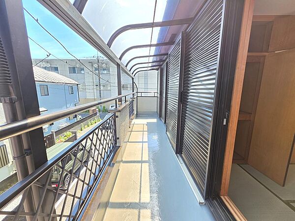 2階の居室から出入りできるバルコニーは、奥行きと長さを確保したゆとりある空間です。屋根が設けられており、洗濯物を干す際にも使いやすい仕様。南東側から陽光が差し込み、明るく開放感のあるスペースです。