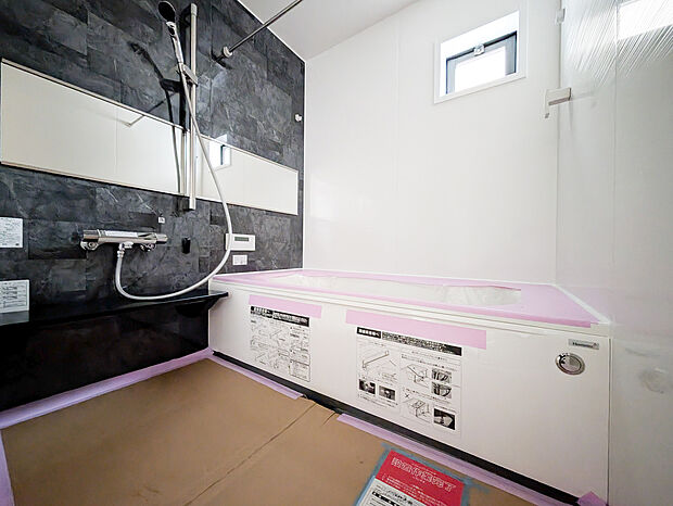 高さを好きに調整できるスライド式シャワーや、換気や採光に優れた窓を配置。一日の疲れを癒せる空間です。