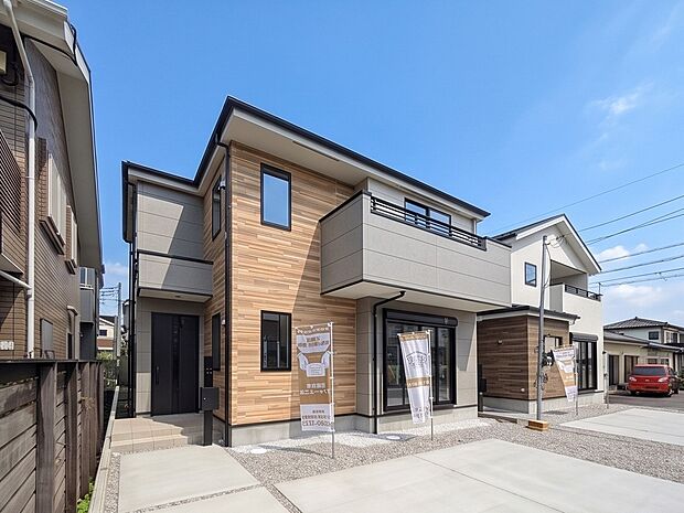 奥行きを感じさせる建物フォルムと、立体感のある外壁デザインが印象的です。