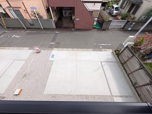 フラットなカースペース。土間コンクリート施工で雨の日も足元が汚れません。