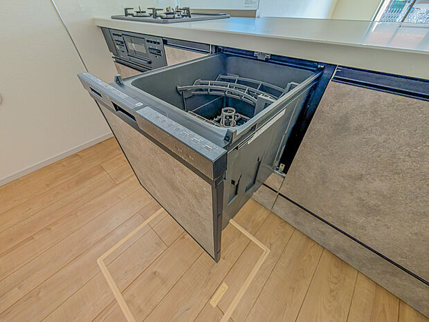 キャビネットと同色の面材で仕上げたビルトイン食洗機。家事の時間を短縮し、食後に家族と過ごすゆとりの時間を生み出します。