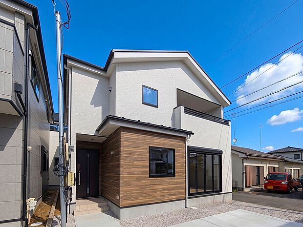 奥行きを感じさせる建物フォルムと、立体感のある外壁デザインが印象的です。