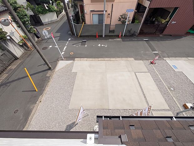 フラットなカースペース。土間コンクリート施工で雨の日も足元が汚れません。