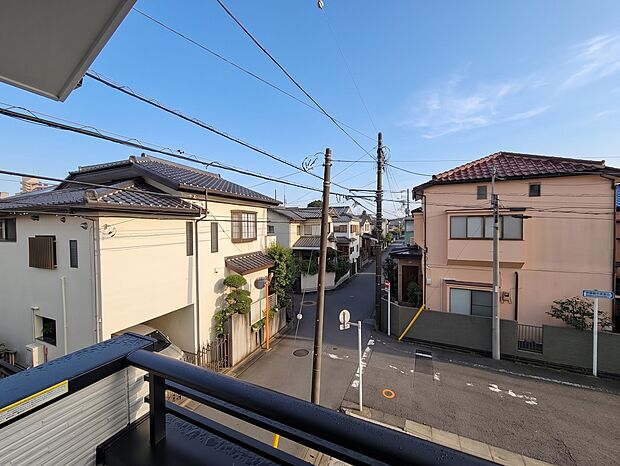 閑静で落ち着いた街並みが一望でき、周辺の穏やかな住環境の良さが感じられます。