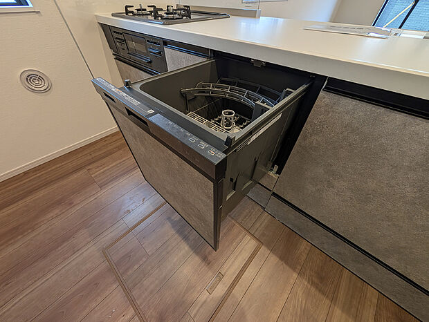 キャビネットと同色の面材で仕上げたビルトイン食洗機。家事の時間を短縮し、食後に家族と過ごすゆとりの時間を生み出します。