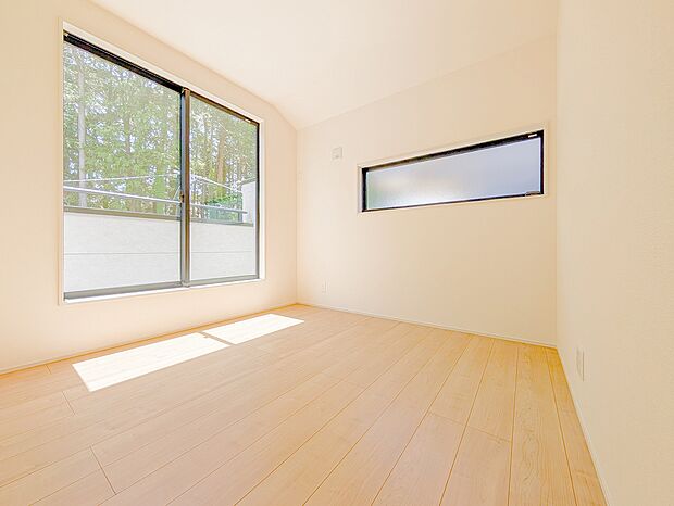 窓の外には青々とした美しい木々が広がり、お部屋にいながら自然を身近に感じられます。