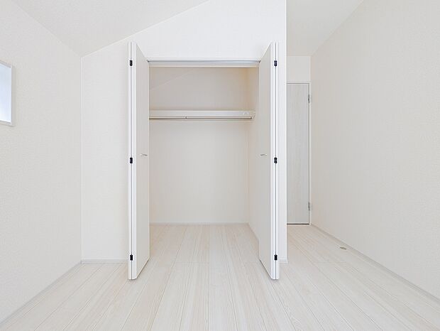 お部屋の動線を邪魔しないスマートな折れ戸式のクローゼットを完備しています。ハンガーパイプ仕様でお洋服をしわなく収納できます。