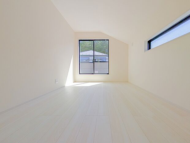 窓の外には青々とした美しい木々が広がり、お部屋にいながら自然を身近に感じられます。