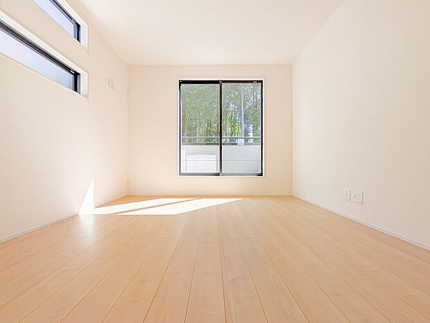 大きな掃き出し窓から緑の景色が広がる洋室。窓の外に広がる爽やかな眺望を眺めながら、ゆとりある自分時間を満喫できます。