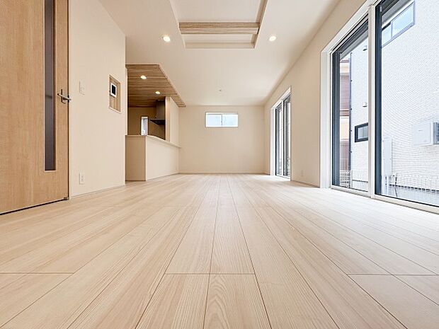 採光に配慮した広々としたリビング。大きな窓から差し込む自然光が空間を明るく包み、家族のだんらんをゆったりとお楽しみいただける居心地の良い空間が広がります。採光に配慮した広々としたリビング。