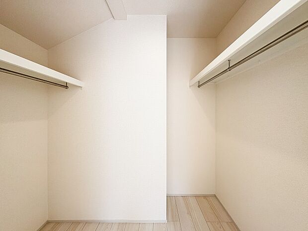 大型のウォークインクローゼットは、衣類から大型荷物までたっぷり収納できます。居室がすっきりと保てるため、日々の生活がより快適で使いやすくなっています。