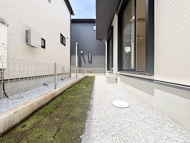 広々とした庭スペースは、お子様が遊ぶ場所や家庭菜園など多目的に活用できます。屋外での時間が豊かになる、戸建てならではの魅力的なスペースです。