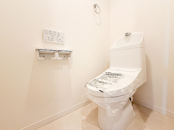 温水洗浄便座付きの、清潔感あふれる快適なトイレ空間です。