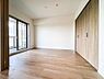 子供部屋：リビングに隣接した洋室は解放感に溢れ、大きな窓から光が降り注ぎ、お子様の遊び場や家族のくつろぎ空間に最適です。
