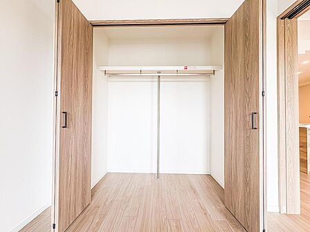 たっぷり収納できるクローゼットは、家族みんなの衣類をすっきり整理整頓できます。お子様の成長に合わせて使い分けも可能で、日々の家事効率もアップします。