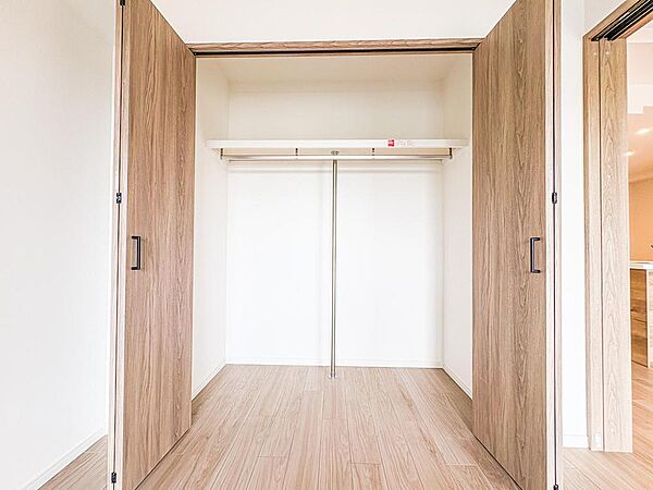 たっぷり収納できるクローゼットは、家族みんなの衣類をすっきり整理整頓できます。お子様の成長に合わせて使い分けも可能で、日々の家事効率もアップします。