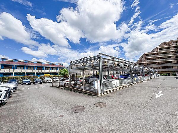 広々とした敷地内駐車場は、機械式と平置きの両方をご用意。お子様の送り迎えや、家族でのドライブにも便利です。