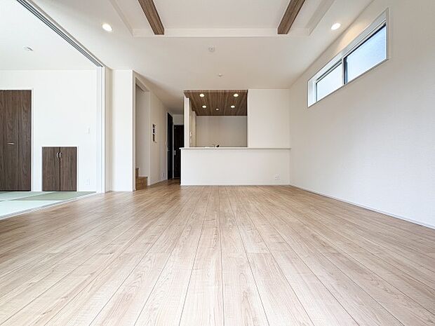 採光に配慮した広々としたリビング。大きな窓から差し込む自然光が空間を明るく包み、家族のだんらんをゆったりとお楽しみいただける居心地の良い空間が広がります。