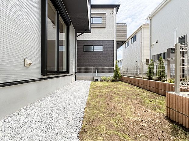 広々とした庭スペースは、お子様が遊ぶ場所や家庭菜園など多目的に活用できます。屋外での時間が豊かになる、戸建てならではの魅力的なスペースです。