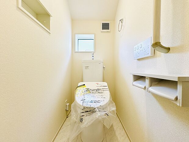 窓付きで換気もしやすい清潔感のあるトイレ。便利な温水洗浄便座や、ペーパーホルダーが2つ付いています。