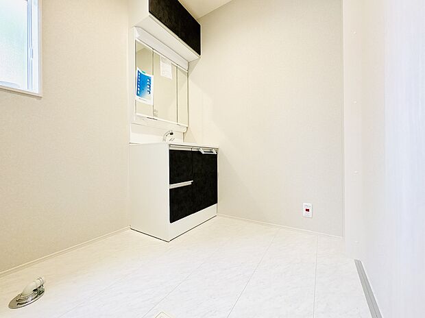 三面鏡裏など収納豊富な洗面化粧台。洗面ボウル周りもすっきり片付き、忙しい朝の身支度もスムーズです。