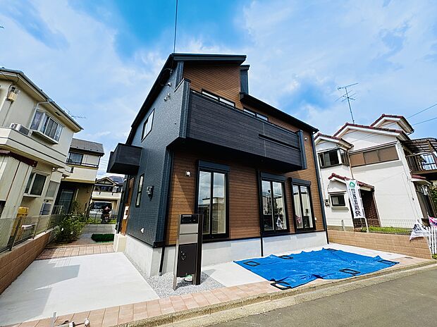 木目調のアクセントがお洒落な外観。カースペースは2台分(小型車1台含む)を確保しています。