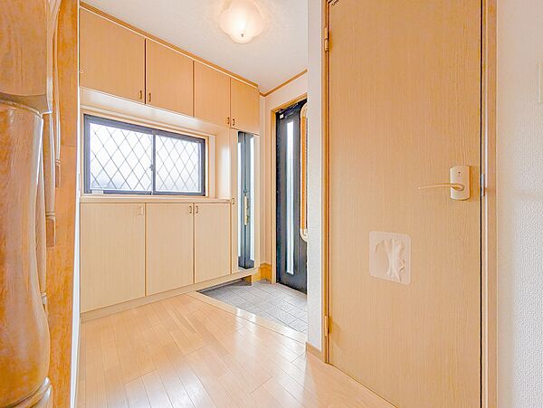 （2026年08月17日撮影）手すり付きの段差はご高齢の方にも優しい設計。全身が写る鏡もあり、お出かけ前の身だしなみチェックもできる機能的な玄関です。
