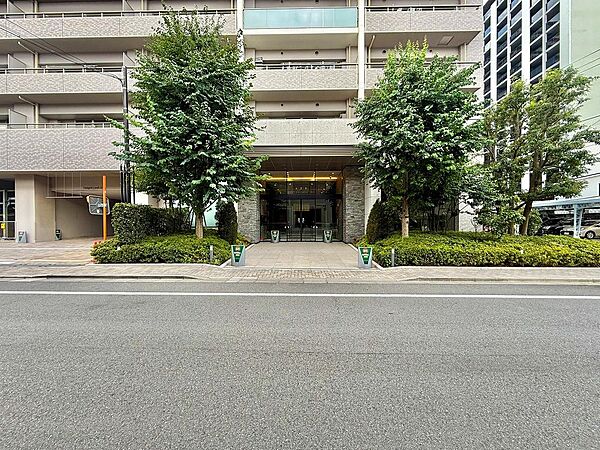 スタイリッシュなデザインが印象的な外観です。洗練された清潔感ある佇まいが街並みに映え、毎日の帰宅のたびに心地よい満足感と誇らしさをもたらします。
