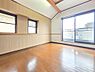 子供部屋：採光に恵まれた明るい居室は、清潔感と快適さが保たれた空間です。ゆとりある広さで趣味や仕事など多目的に活用でき、心地よい暮らしをサポートします。