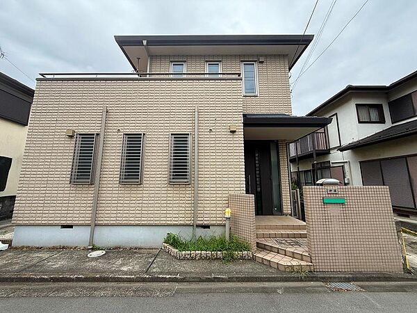 重厚感のある佇まいが、住まいの安定感を静かに伝えます。シックな色合いが年を重ねても色あせず、長く付き合える愛着のある外観です。