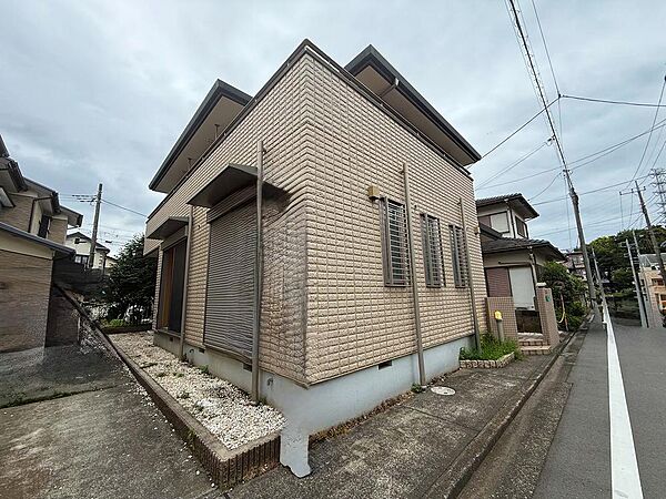年月を重ねた深みのある外観の中古戸建て。周囲の住宅街に馴染む落ち着いた風格が、長く住み継ぐ暮らしを予感させます。