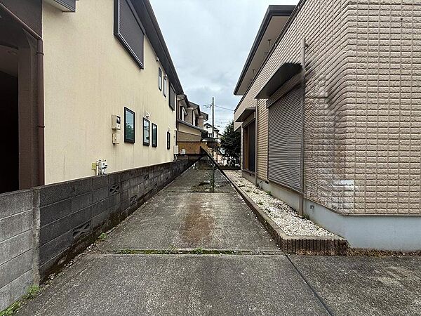 広さがしっかりと確保されたカースペースは、車を持つご家庭にとって嬉しいポイント。荷物の積み下ろしがスムーズで、日常の使い勝手が良く、生活の利便性を高めてくれます。