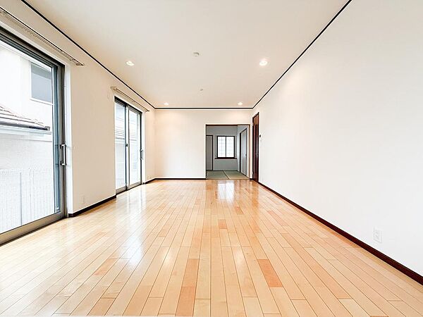 リフォームにより清潔感が生まれ変わったリビング。広さと開放感を活かした明るい空間で、新しい暮らしのスタートにふさわしい居心地の良い環境が整っています。