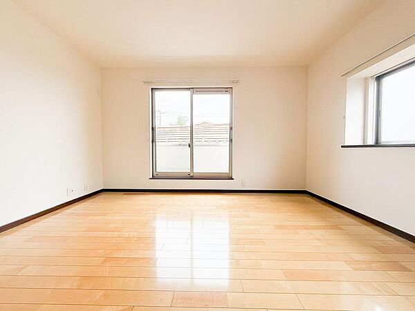 明るく広々とした子供部屋。採光が良好で勉強に集中しやすい環境が整っています。成長に合わせてレイアウトを変えやすい使い勝手の良い空間でございます。