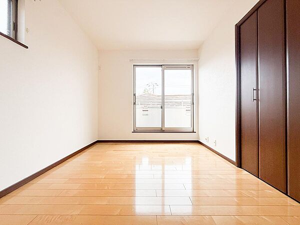ゆとりある広さの居室は、家具の配置がしやすく使い勝手の良い空間です。採光も良好で、生活スタイルに合わせて自由にレイアウトできます。