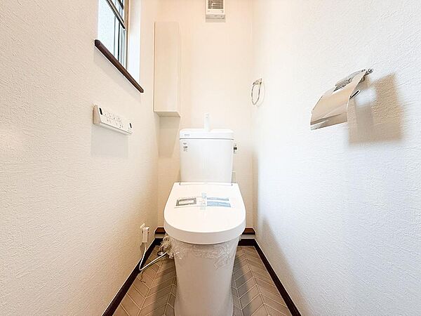 各フロアにトイレを設置した間取りは、家族が多い朝の時間も動線が分散できる使い勝手の良い設計です。毎日の暮らしをいつでも快適かつスムーズにサポートします。