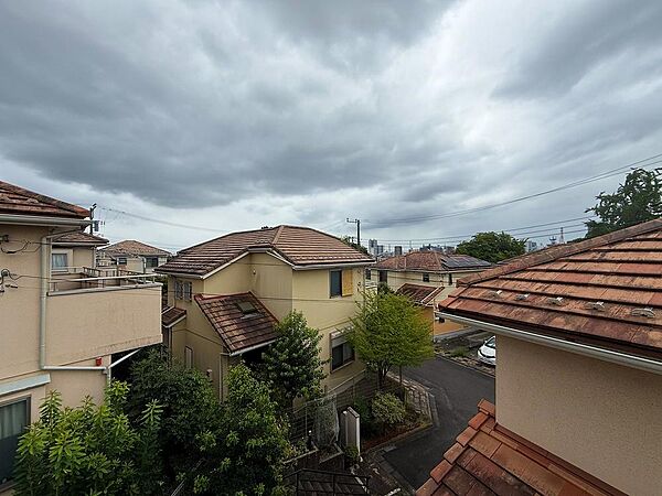 落ち着きのある住宅街に立地し、日常の生活が静かに流れる環境が魅力です。周辺には緑も多く、散歩やジョギングにも最適。心身ともにリラックスできる住環境が整っています。