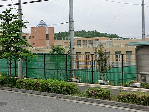 町田市立小山ヶ丘小学校まで約704m