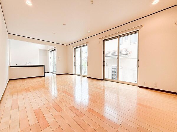 南面に大開口を設け、一日を通して自然光が豊かに差し込むリビング。明るく清々しい空間は家族の笑顔があふれるだんらんの場として、豊かな毎日の暮らしを彩ります。