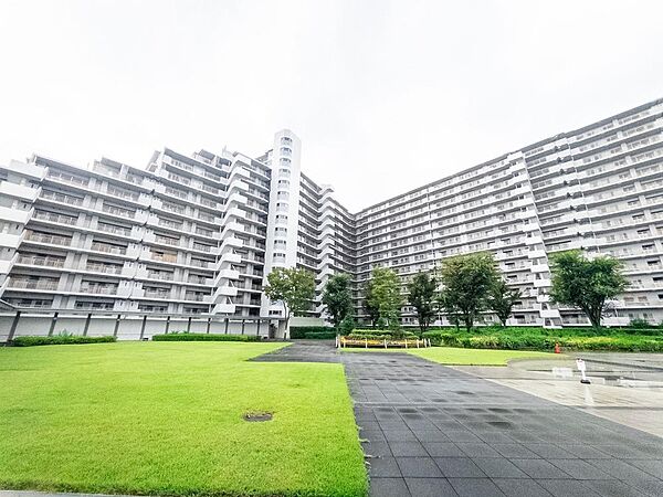 重厚感のある石造りのアプローチ。日々の帰宅を誇らしく彩る、高級ホテルを彷彿とさせる気品ある玄関口。