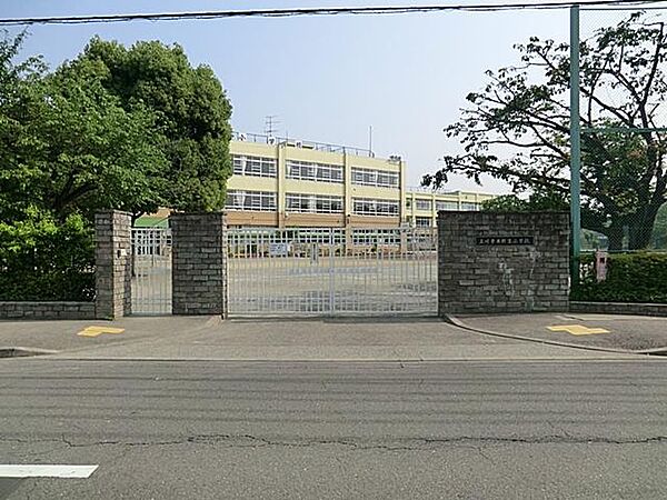 立川市立新生小学校まで約720m