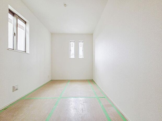 明るく開放的な居室は、ゆったりとした空間でリラックスできる場所です。広々とした設計と快適な環境が整っており、心地よく過ごせる毎日をサポートしてくれます。