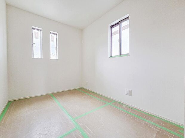 広々な子供部屋は、のびのびと過ごせる空間が魅力です。明るい日差しが差し込み、遊びや勉強に集中できる居心地の良い環境となります。お子さまの成長に合わせたレイアウト変更もしやすく、収納も充実しています。