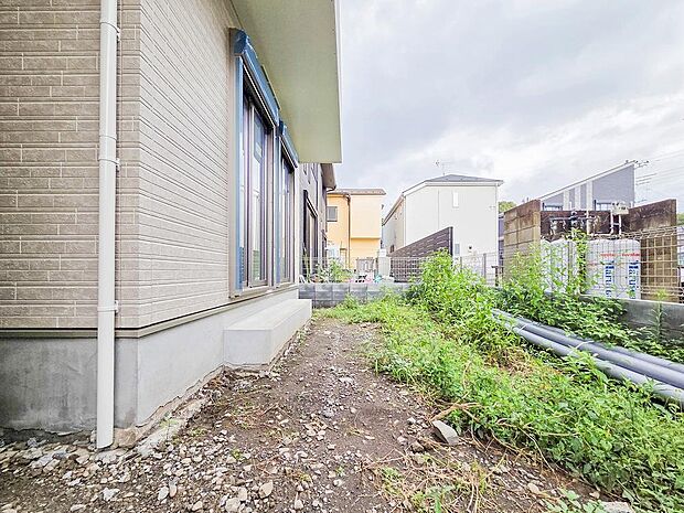 ゆったりとしたお庭は、植物を育てたり、リラックスした時間を楽しむのにぴったりの空間です。外でのひとときが心地よく、穏やかな時間が流れる場所が広がっています。家族みんながリラックスできるお庭です。