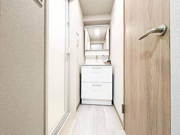 無駄をなくした、すっきりとした脱衣所。シンプルだからこそ、毎日の身支度がスムーズに。清潔感あふれる空間で、気持ちよく一日をスタートできます。