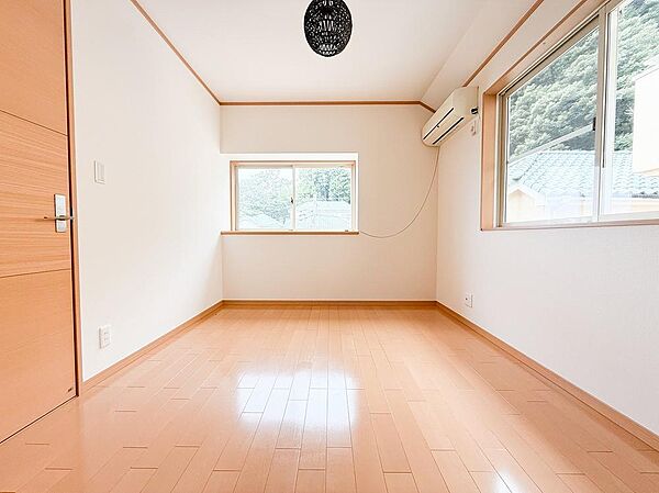 ゆとりある広さの居室は、家具の配置がしやすく使い勝手の良い空間です。採光も良好で、生活スタイルに合わせて自由にレイアウトできます。