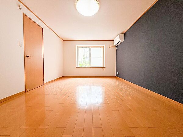 採光に優れ、ゆとりある広さが魅力の居室。窓から差し込む自然光が室内を明るく照らし、日常の生活空間として快適にお使いいただける環境が整っています。